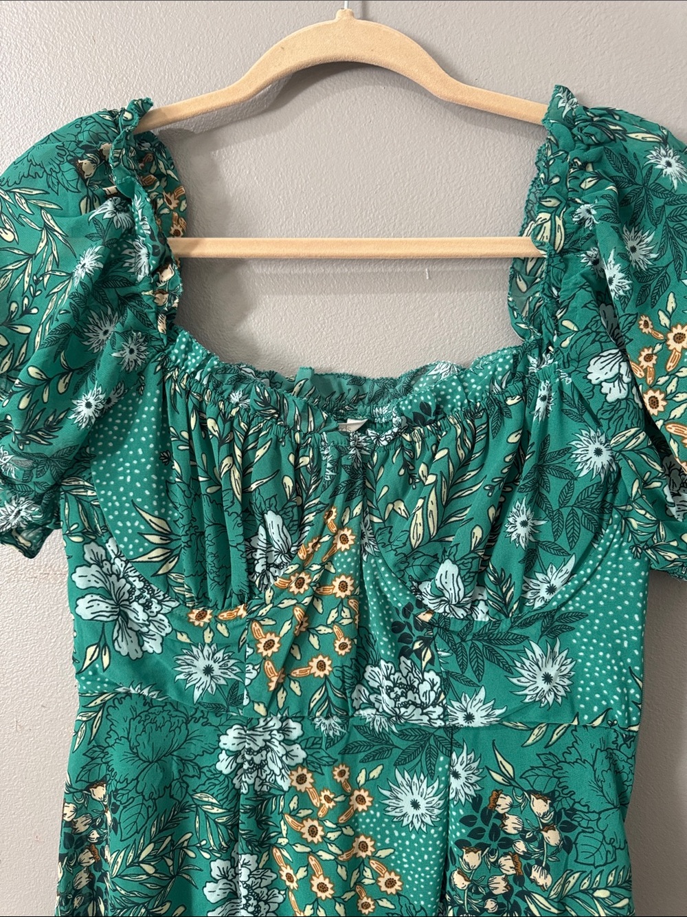 Emerald Green Floral Midi Dress with Puff Sleeves - Picture 2 of 3